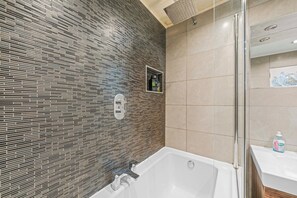 Apartment (Ground Floor) | Badezimmer