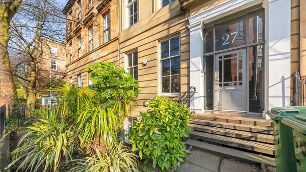 A building with a number 27 sign, a front door, steps, and a green trash bin. - Vibrant Spacious Apartment In West End (Glasgow)