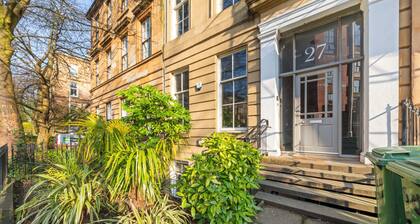 Vibrant Spacious Apartment In West End