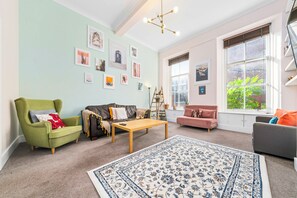 아파트 (Ground Floor) | 거실 공간 | 평면 TV, 넷플릭스, DVD 플레이어, 스트리밍 서비스