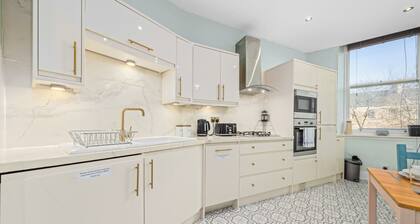 Vibrant Spacious Apartment In West End