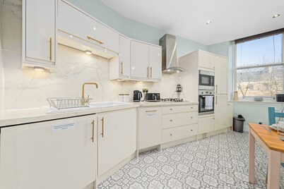 Vibrant Spacious Apartment In West End