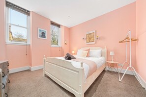 Apartment (Ground Floor) | 1 bedroom, desk, iron/ironing board, free WiFi - Vibrant Spacious Apartment In West End (Glasgow)