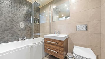 Apartment (Ground Floor) | Bilik Mandi | Gabungan pancuran/tab mandi, kelengkapan dandanan diri percuma, selipar