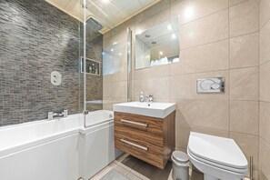 아파트 (Ground Floor) | 욕실 | 샤워기/욕조 결합, 무료 세면용품, 슬리퍼, 타월