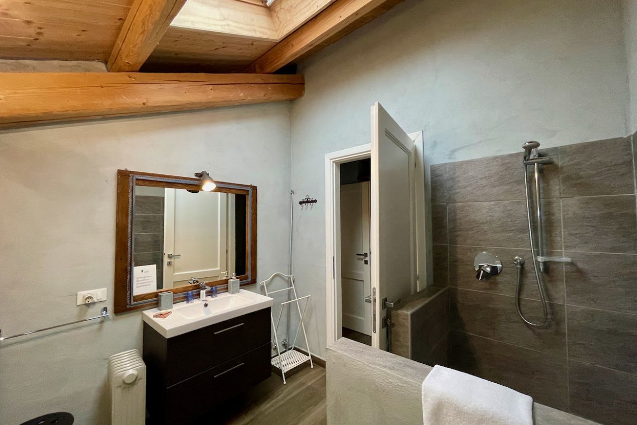 Dusche, umweltfreundliche Kosmetikartikel, Haartrockner, Bidet