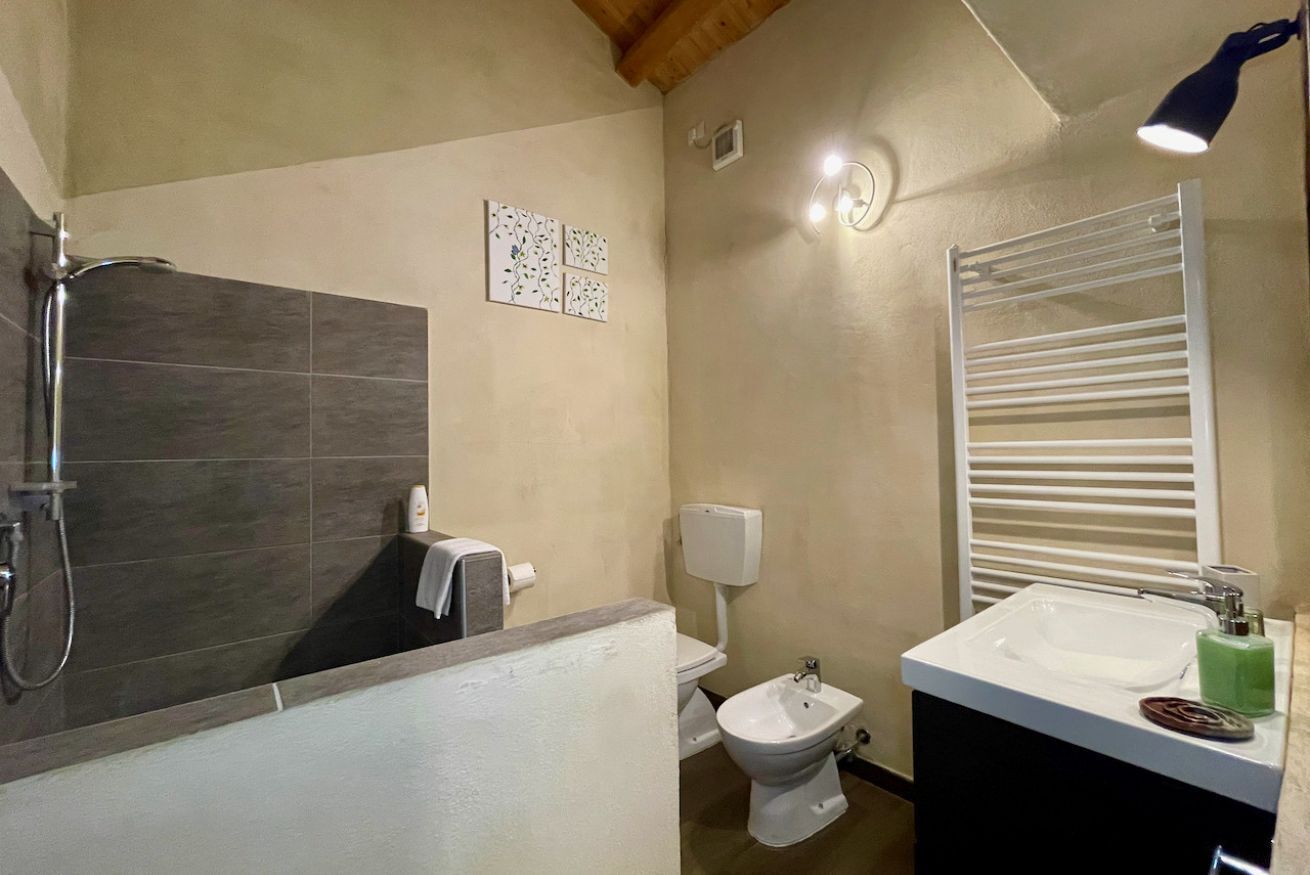 Un baño con ducha, inodoro, bidé y lavabo.