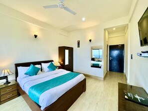 デラックス ルーム | 1 室のベッドルーム、客室ごとに異なる装飾、客室ごとに異なるインテリア、デスク