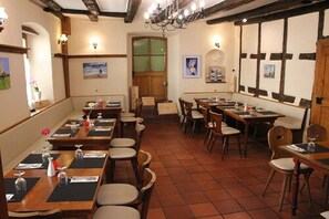 بوفيه فطور يوميًا بتكلفة قدرها (8 EUR للشخص)