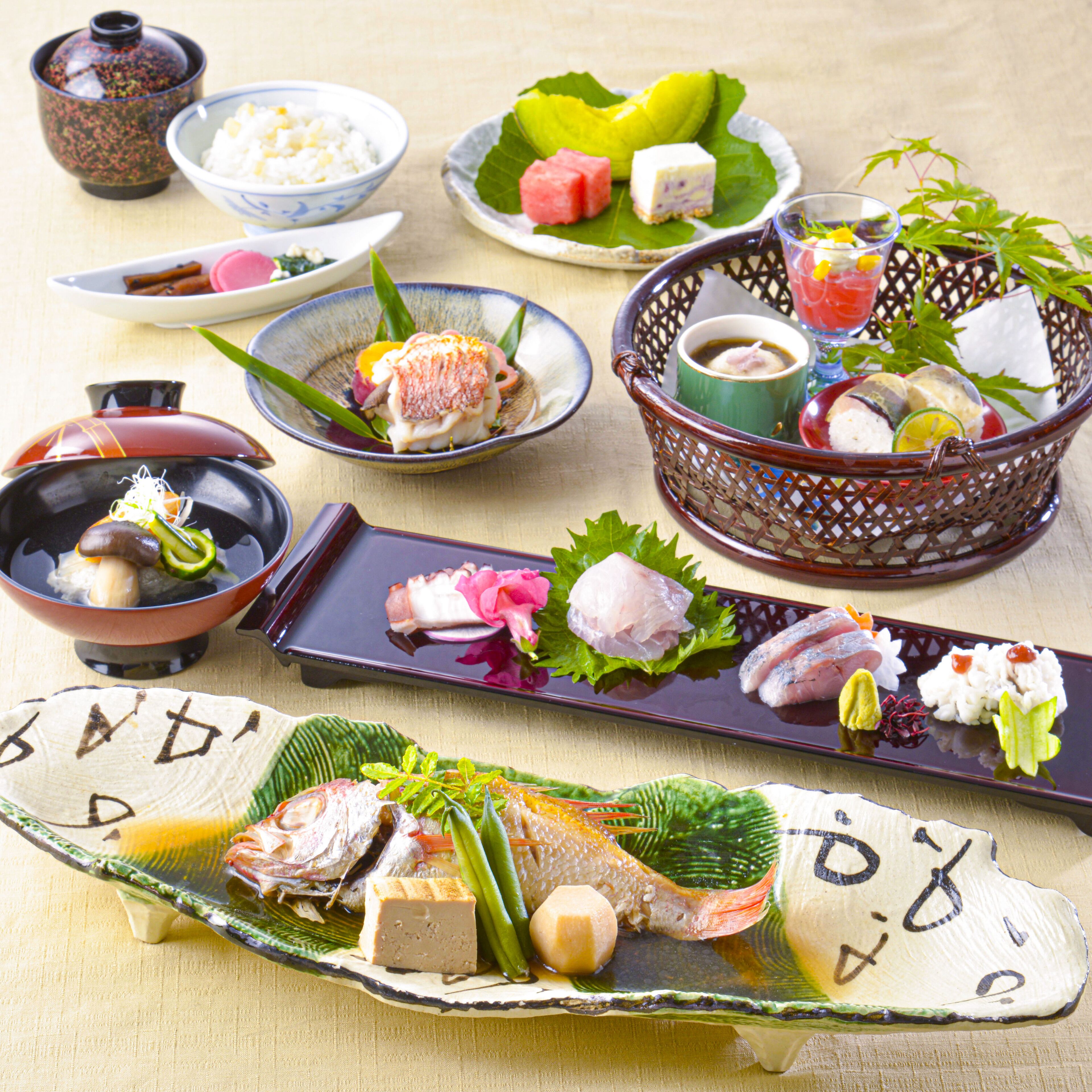 Variedad de platos japoneses dispuestos sobre una mesa, incluyendo sushi, sashimi y otras exquisiteces.