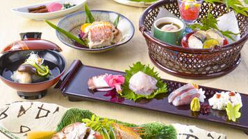 Variedad de platos japoneses dispuestos sobre una mesa, incluyendo sushi, sashimi y otras exquisiteces.
