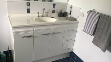 Badewanne, Haartrockner, Handtücher, Seife