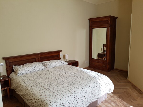 1 chambre, fer et planche à repasser, lit de bébé portatif