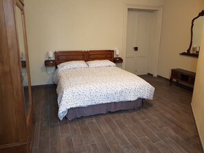 1 dormitori, planxa i posts de planxar i un bressol de viatge 