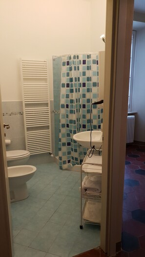 Douche, sèche-cheveux, bidet, serviettes fournies