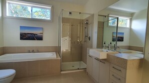 Bathtub, towels