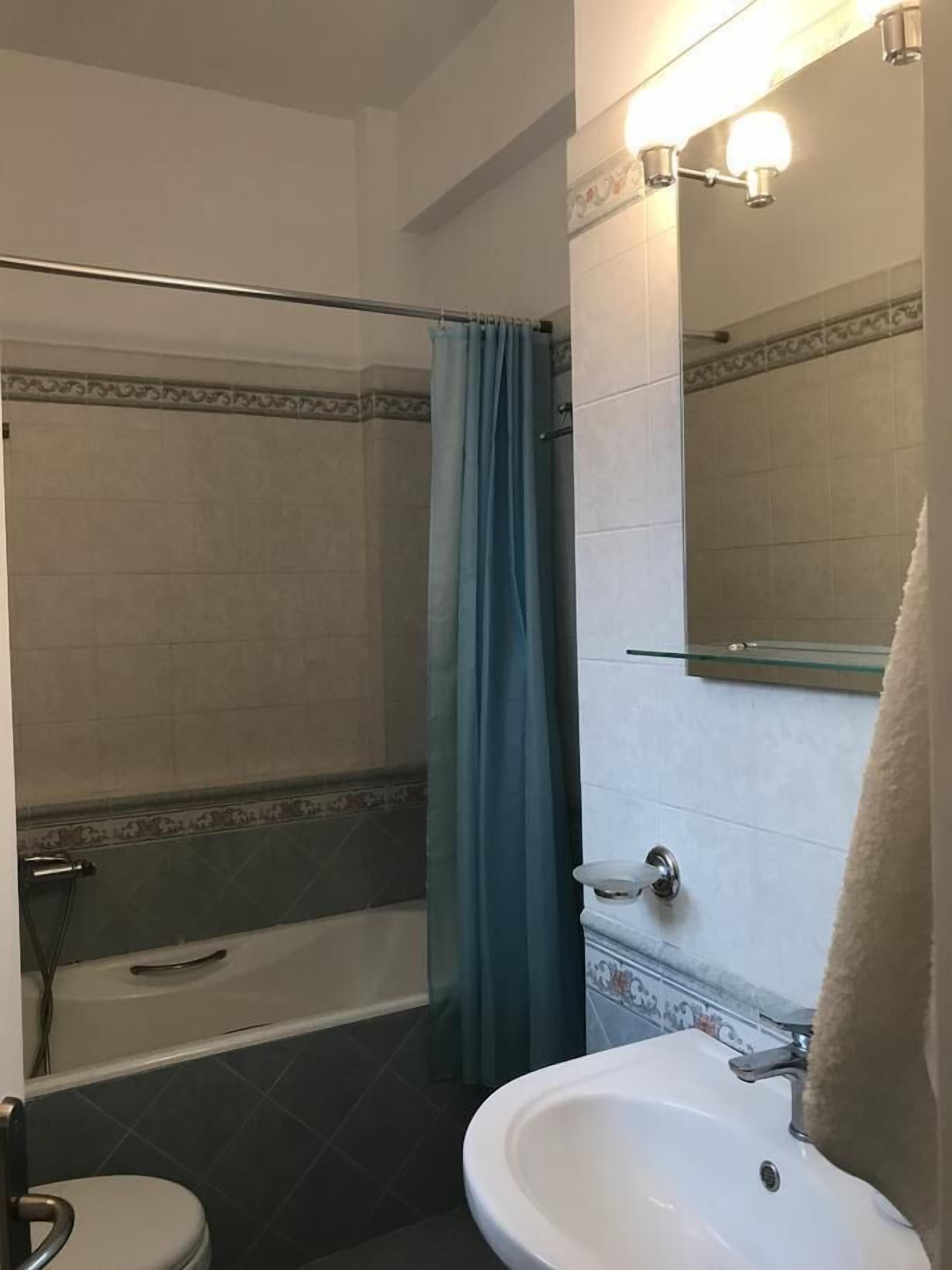 Une salle de bain avec une baignoire, des toilettes et un lavabo.