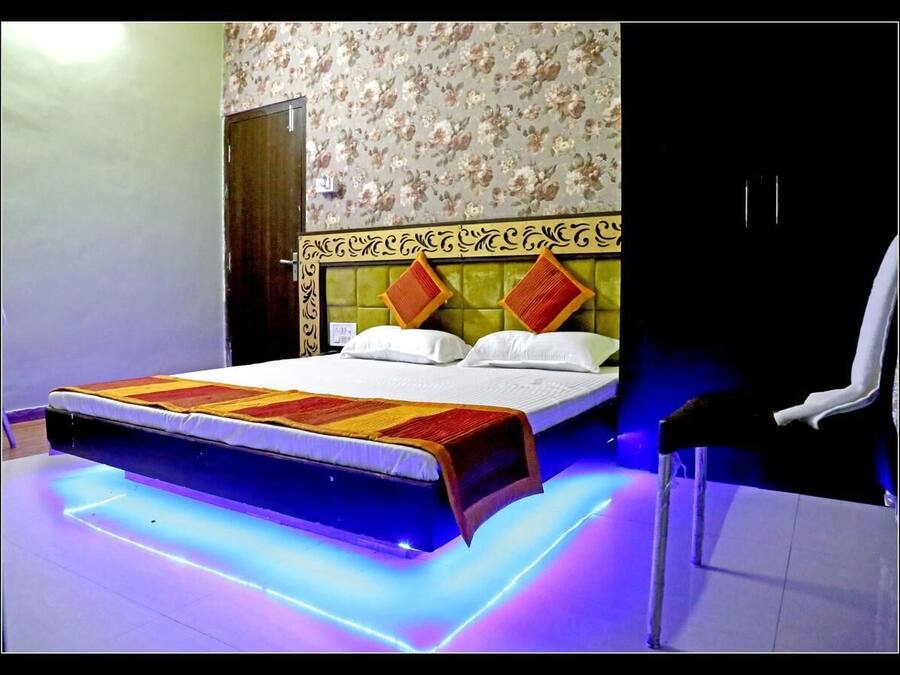 Desk, soundproofing, rollaway beds, free WiFi