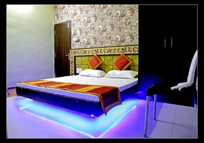 Deluxe Room | Desk, soundproofing, rollaway beds, free WiFi - Hotel Shri Karani Vilas (Chittorgarh)