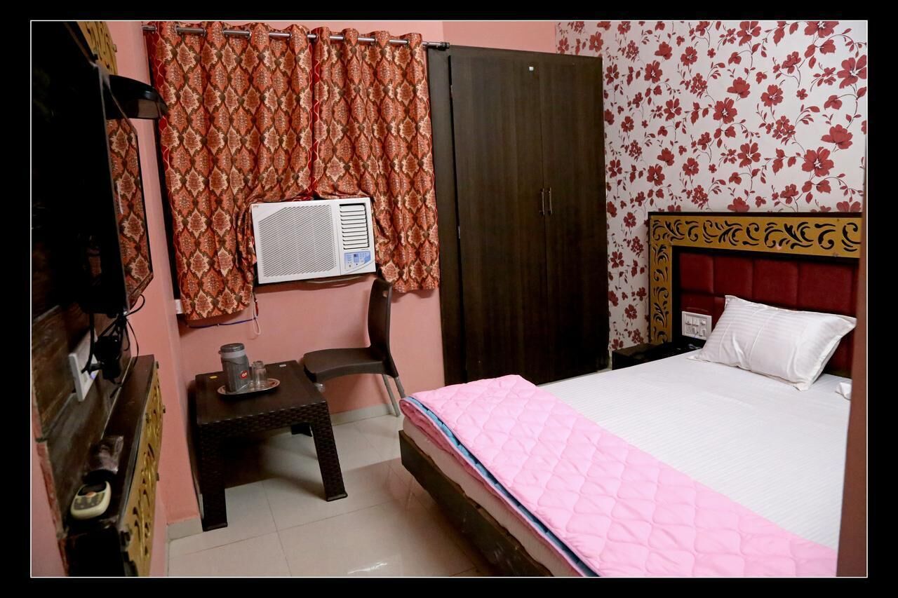 Un dormitorio con cama, escritorio, aire acondicionado y armario.
