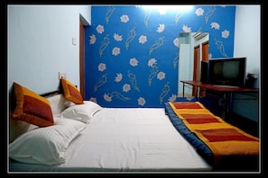 Desk, soundproofing, rollaway beds, free WiFi - Hotel Shri Karani Vilas (Chittorgarh)