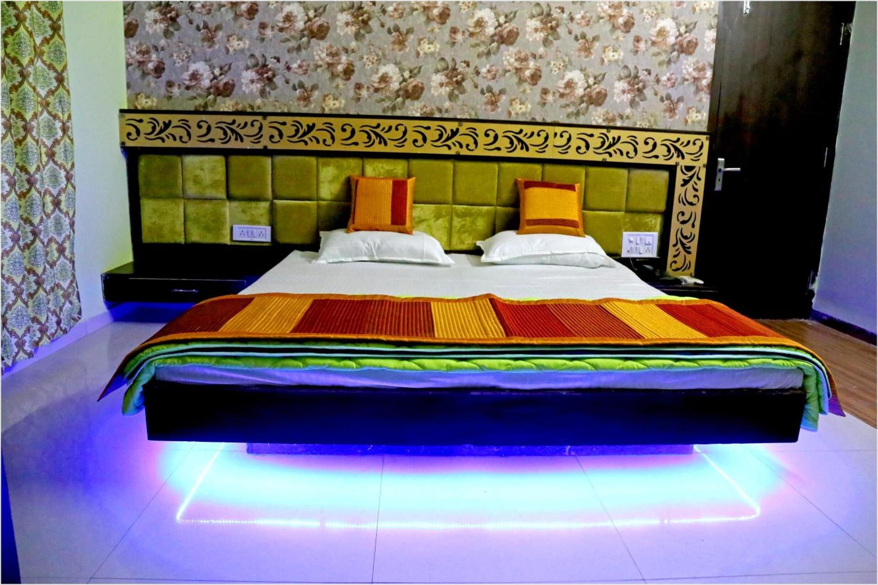 Desk, soundproofing, rollaway beds, free WiFi