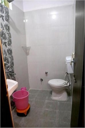 Shower, rainfall showerhead, free toiletries, slippers - Hotel Shri Karani Vilas (Chittorgarh)