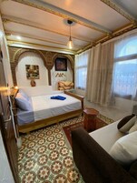 Escritorio, tabla de planchar con plancha, wifi gratis y ropa de cama