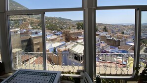 Vista desde una ventana, con un letrero que dice 'I Like Casa Elias Chaouen'.