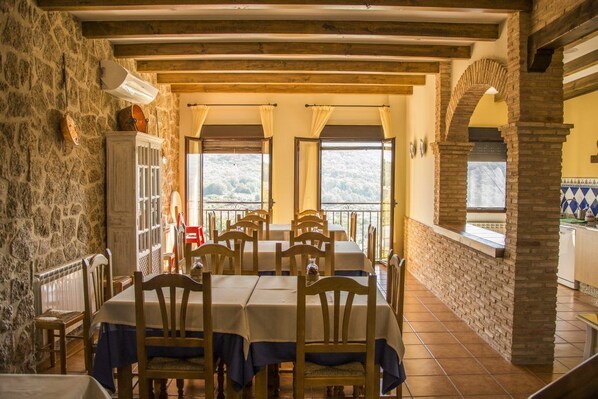Free daily buffet breakfast  - Casa Rural Fuente El Boticario (Aldeanueva de la Vera)