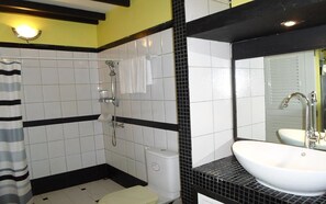 Căn hộ dành cho gia đình | Phòng tắm | Buồng tắm vòi sen, vòi sen phun mưa, đồ dùng nhà tắm miễn phí 