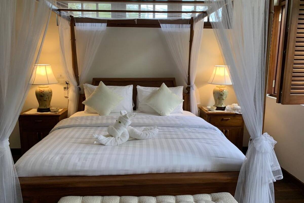 Roupas de cama premium, frigobar, cofres nos quartos