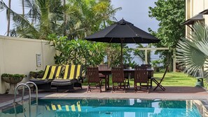 Piscina externa, funciona das 7h às 20h, guarda-sóis, espreguiçadeiras