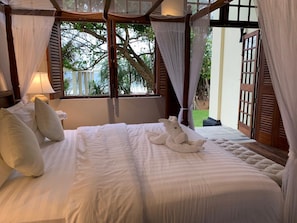 Roupas de cama premium, frigobar, cofres nos quartos