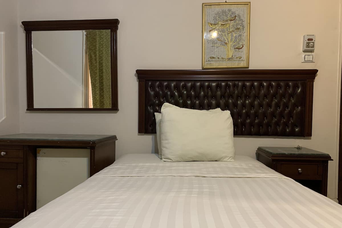 In-room safe, WiFi (free)