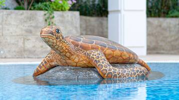 Una tortuga marina en una piscina.