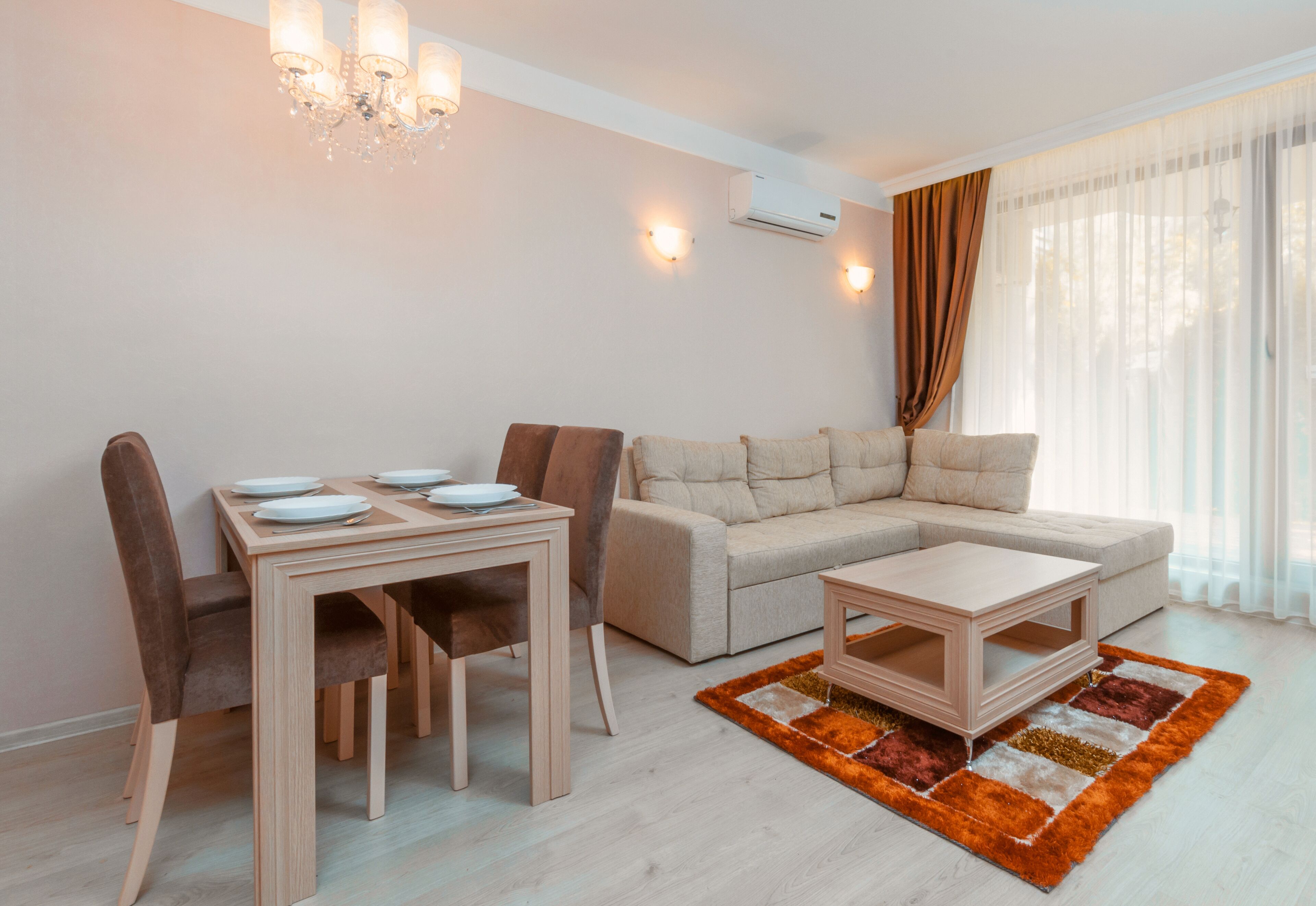 Una sala de estar moderna con una mesa de comedor, sofá y mesa de centro.