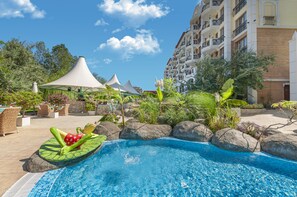 สระว่ายน้ำกลางแจ้งเปิดตามฤดูกาล, ร่มริมสระว่ายน้ำ, เก้าอี้อาบแดดริมสระ