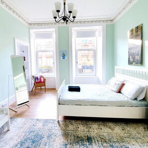 3 bedrooms, laptop workspace, iron/ironing board, free WiFi - Spacious Apartment In Glasgow (Glasgow)