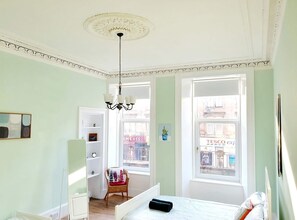 3 bedrooms, laptop workspace, iron/ironing board, free WiFi - Spacious Apartment In Glasgow (Glasgow)