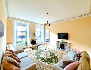 Living area - Spacious Apartment In Glasgow (Glasgow)
