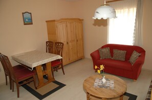 Apartment, 2 Schlafzimmer | Wohnbereich | Flachbildfernseher