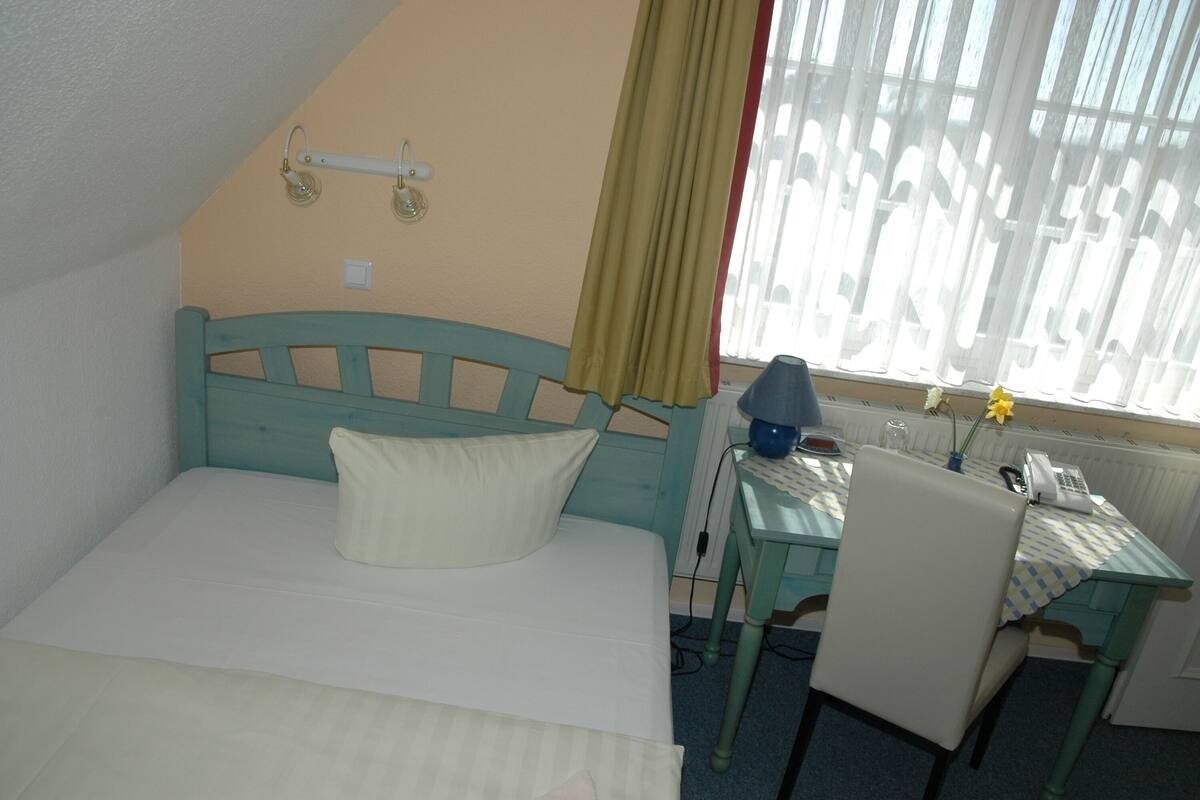 Habitación individual | Cunas, wifi gratis, decoración personalizada y muebles diferentes