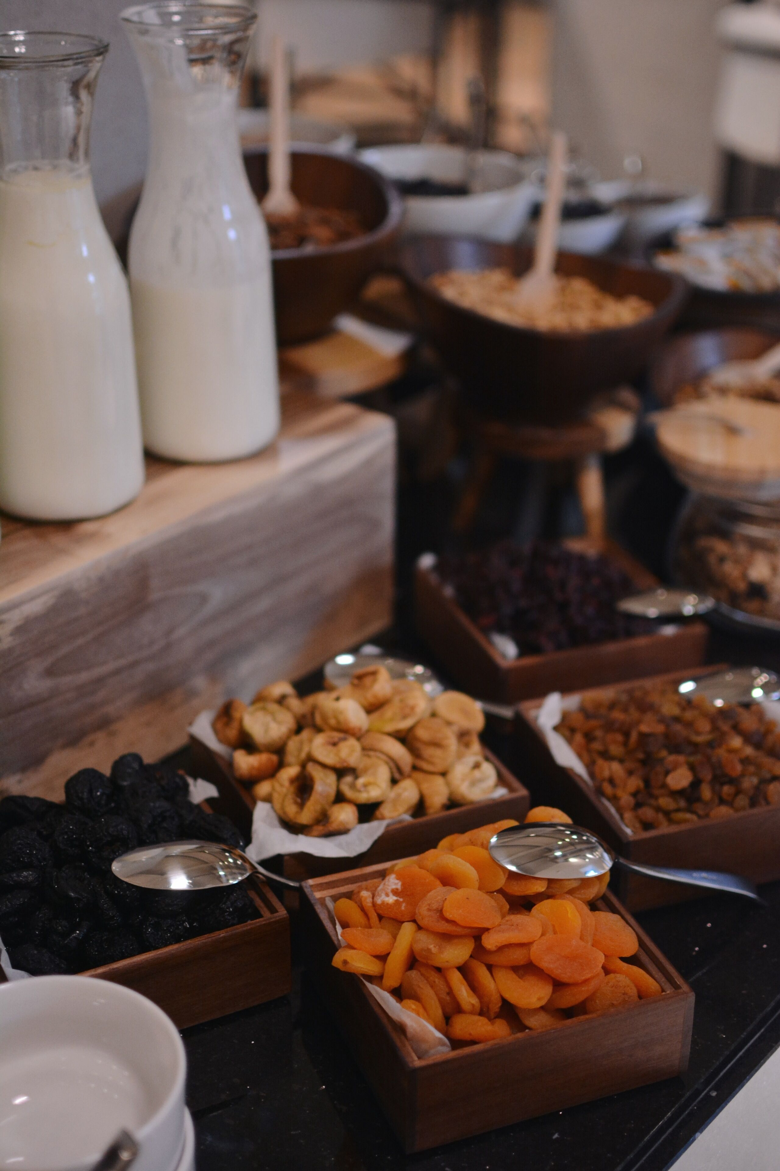 Uma mesa de buffet com diversos alimentos e bebidas.