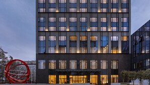 Um edifício moderno com uma placa que diz "MOMA PLAZA" no topo.
