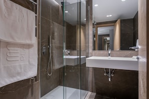 Standard Double Room | Bathroom - Hotel Mona Plaza (Belgrade)