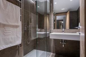 Standard Tek Büyük Yataklı Oda | Banyo | Duş, geniş duş başlığı, lüks banyo/kozmetik ürünleri