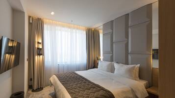 Habitación doble estándar | Minibar, caja de seguridad en la habitación y escritorio