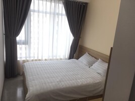 Apartamento | Minibar con artículos gratuitos y caja fuerte