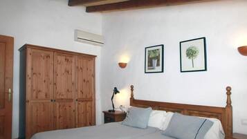Apartment, 2 Schlafzimmer, Terrasse | Schreibtisch, kostenlose Babybetten, kostenloses WLAN, Bettwäsche